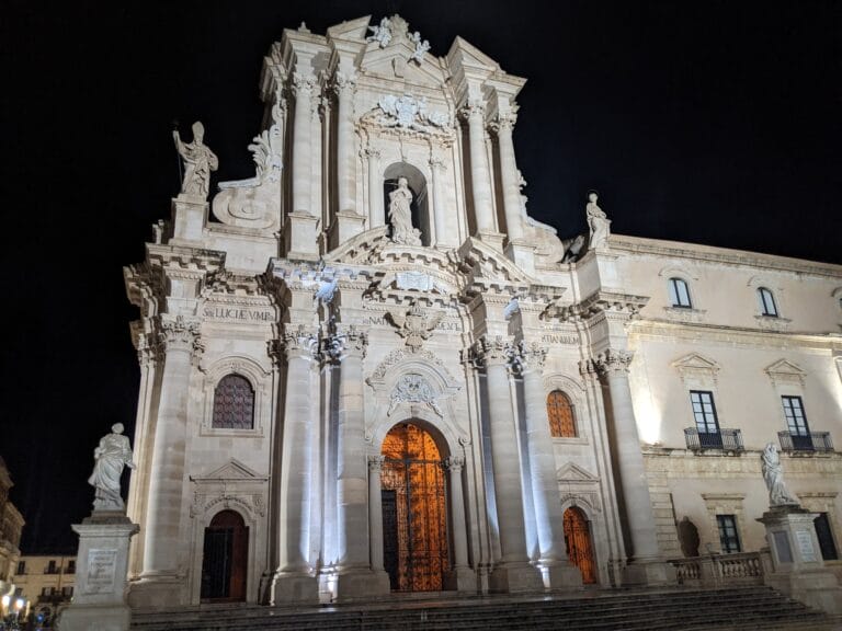 Barokowa fasada katedry w Syrakuzach nocą, Piazza del Duomo na Ortygii