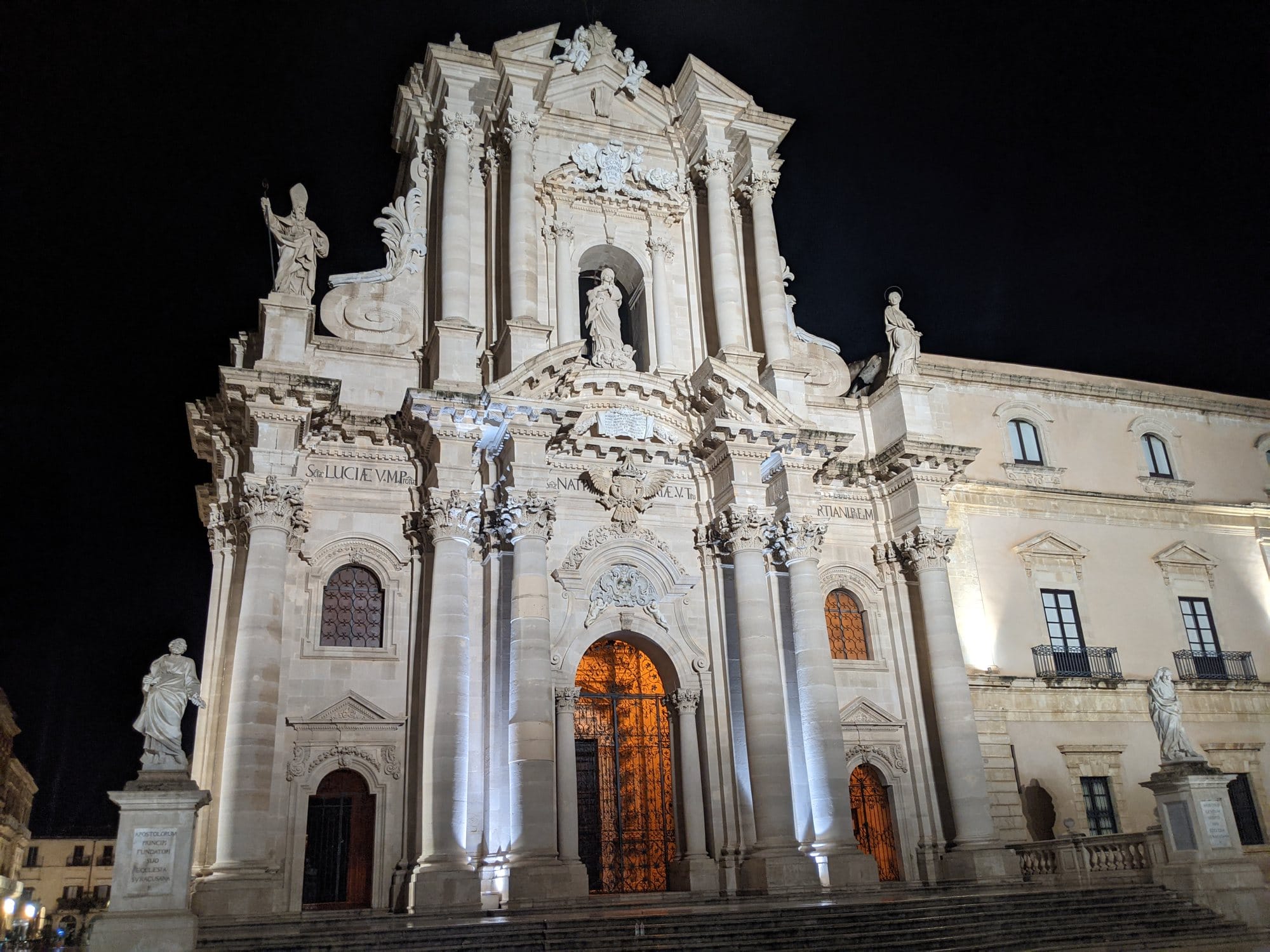 Barokowa fasada katedry w Syrakuzach nocą, Piazza del Duomo na Ortygii