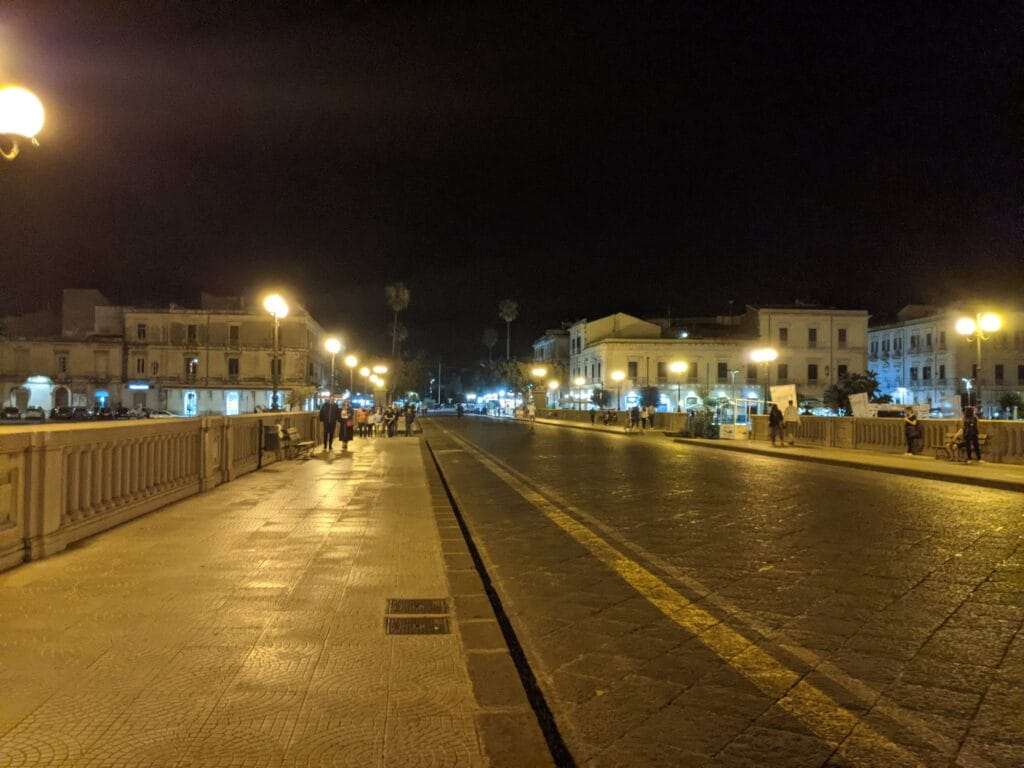 Oświetlony most łączący Ortygię z lądem, nocą